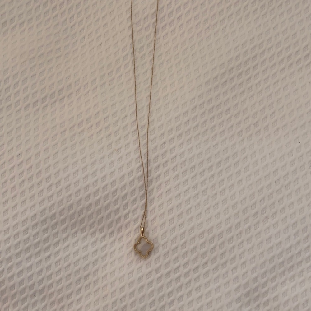 Gold clover necklace